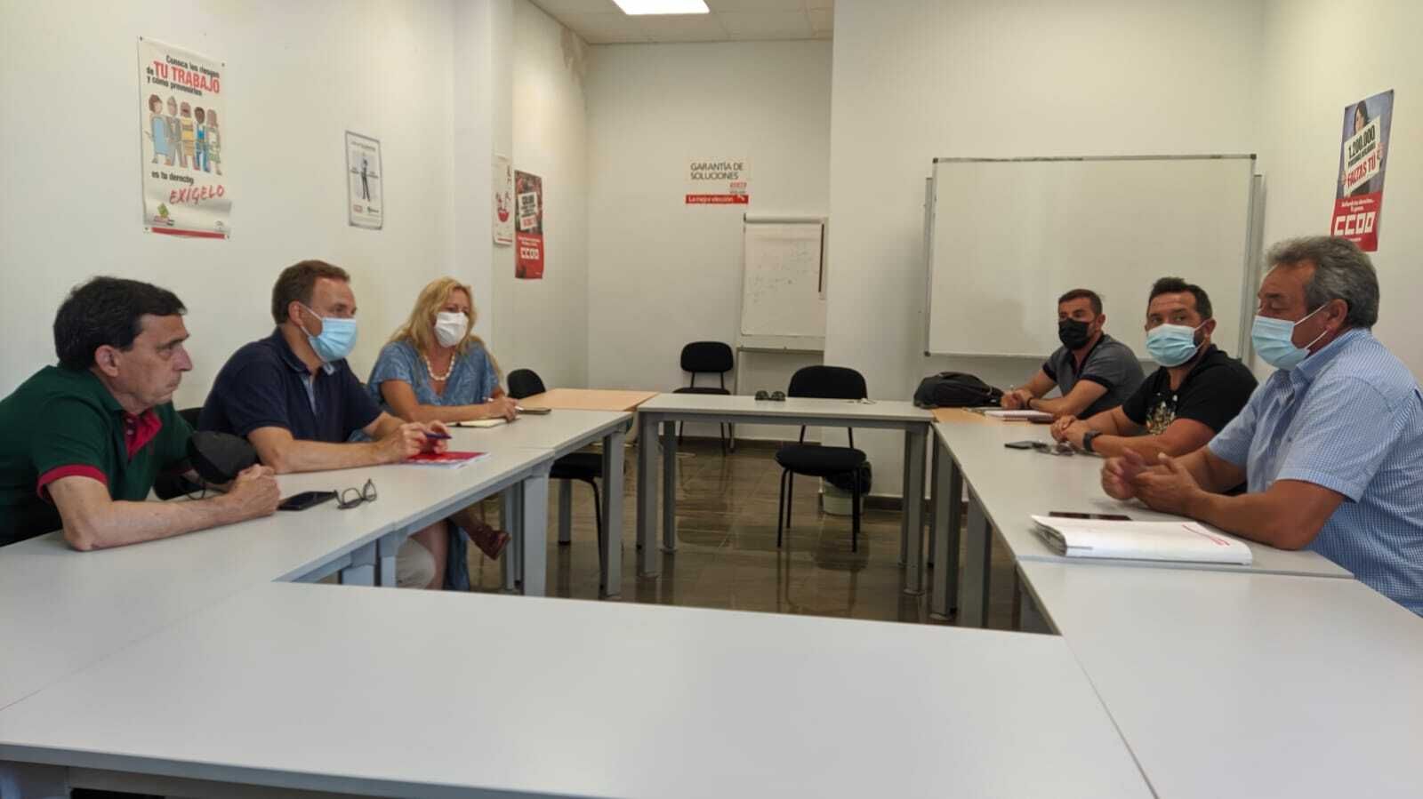De la Encina y miembros del PSOE, durante la reunión con el comité de empresa.