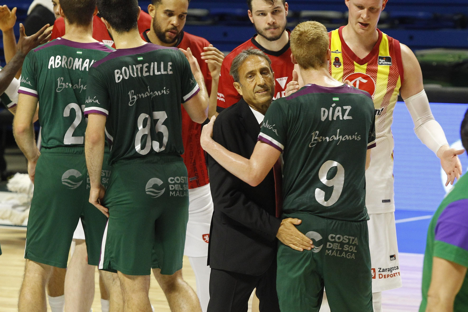 Alberto Díaz saluda a Luis Casimiro tras el Unicaja-Casademont.