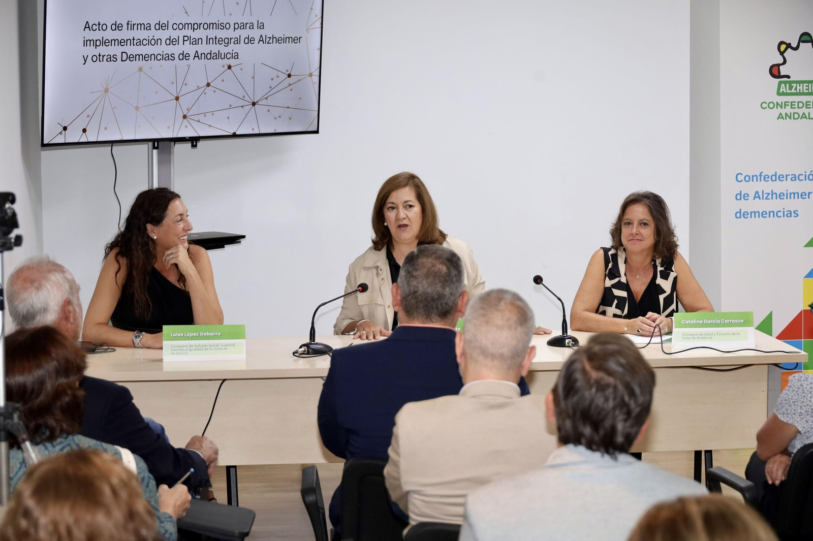 Catalina García y Loles López firman con Confeafa el compromiso de Andalucía frente al alzhéimer.