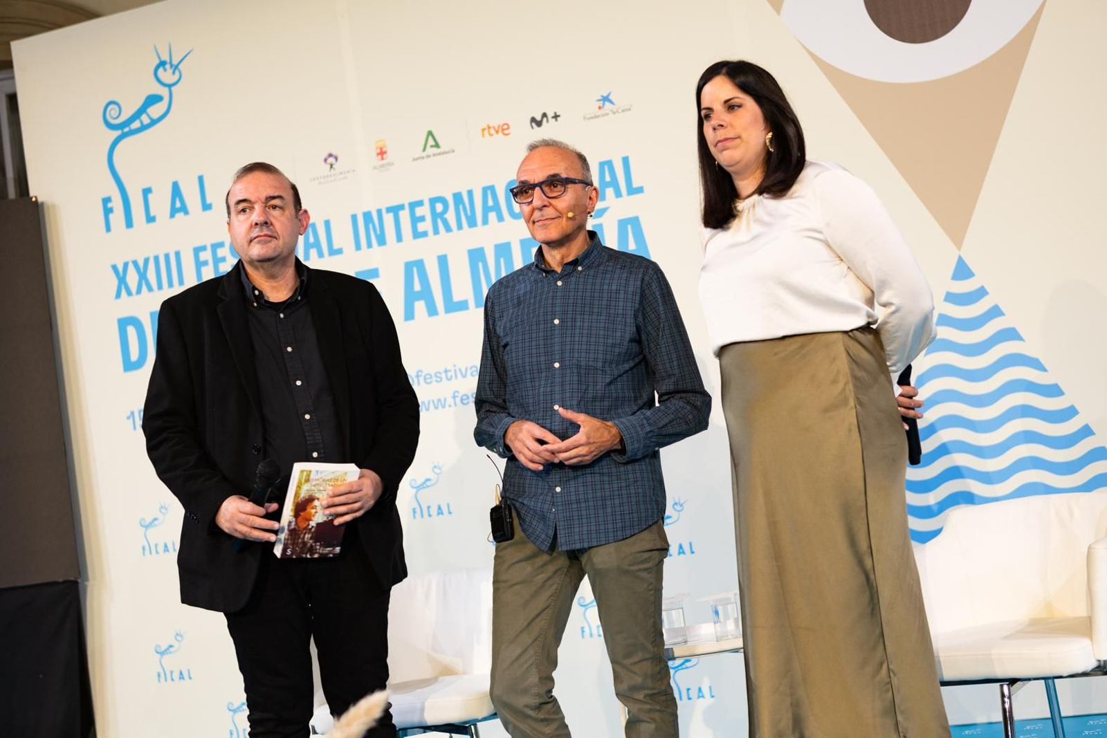 Gerardo Sánchez con Enrique Iznaola y Almudena Morales.