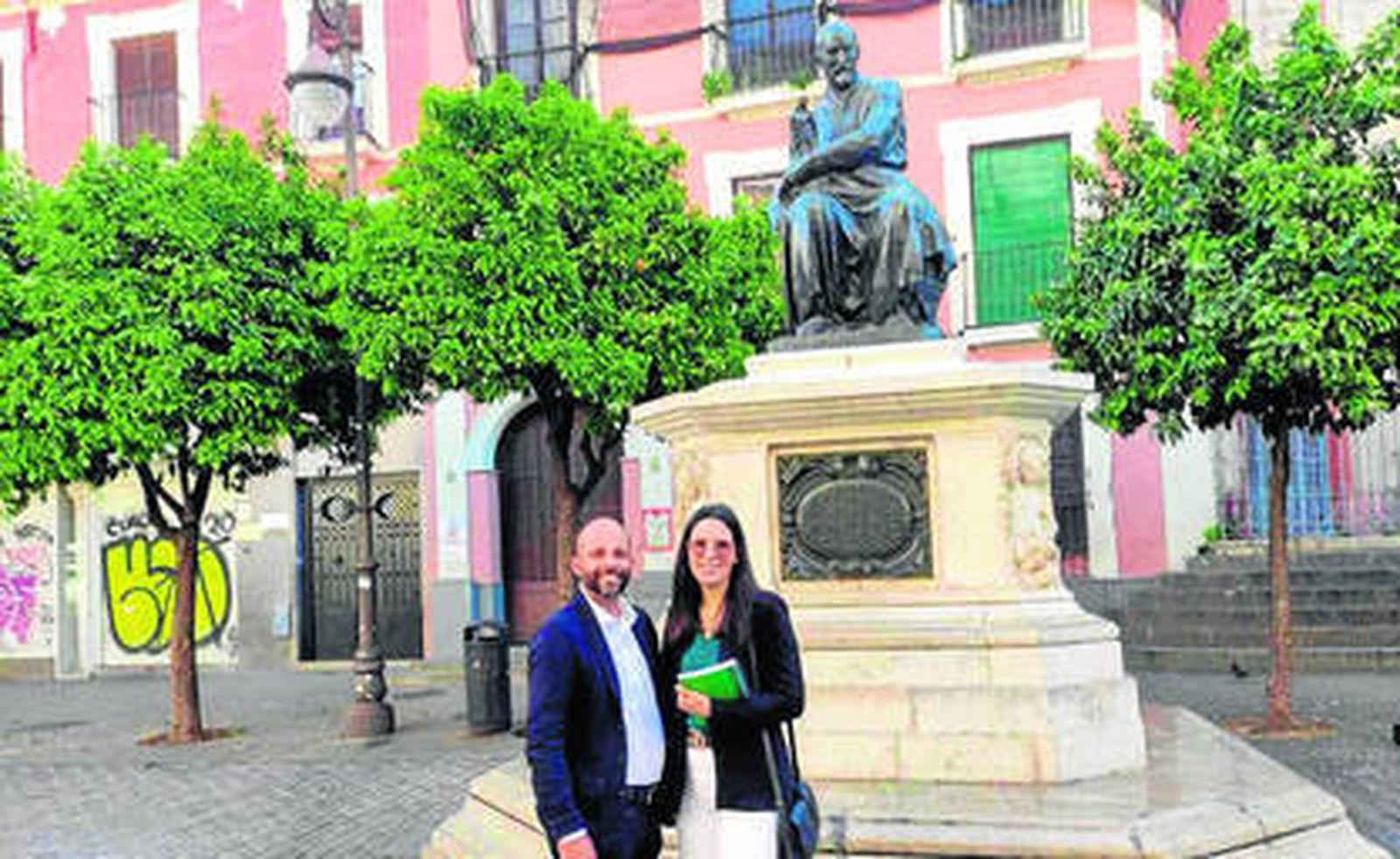 Karen Mendoza y Víctor Caldera, en la plaza del Salvador, junto a la estatua de Martínez Montañés.