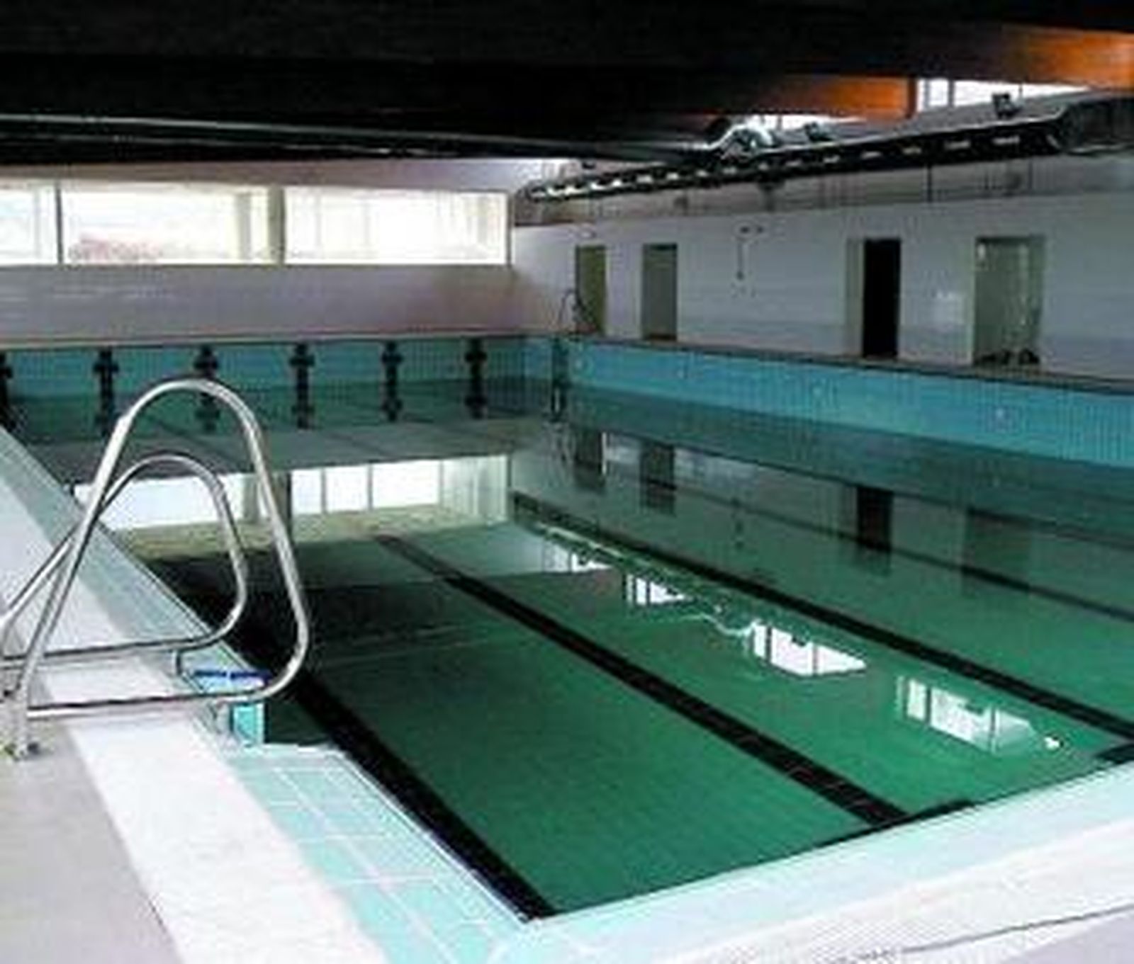 En la piscina cubierta se va a construir una sala de fitness.