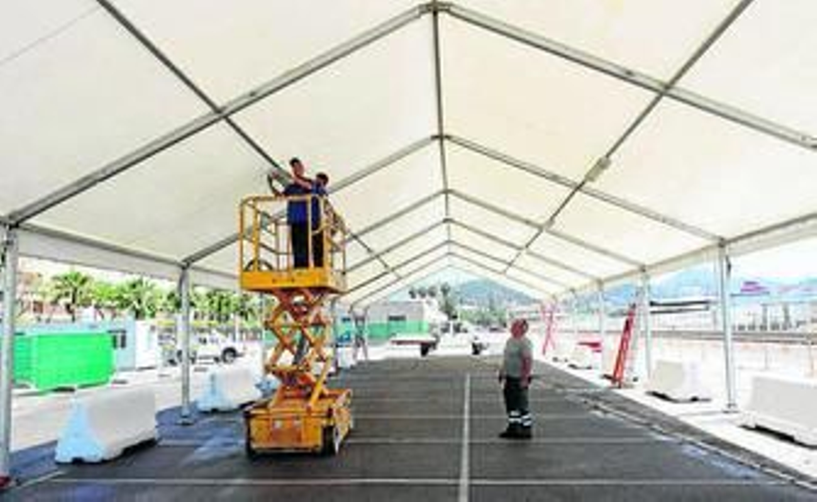 Últimos preparativos ayer de la carpa del puerto.