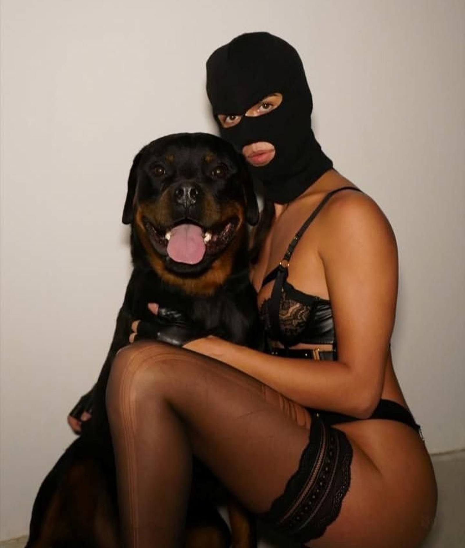 Su perro Marco también ha formado parte de la puesta en escena de Sofía Suescun para celebrar la noche más terrorífica del año.