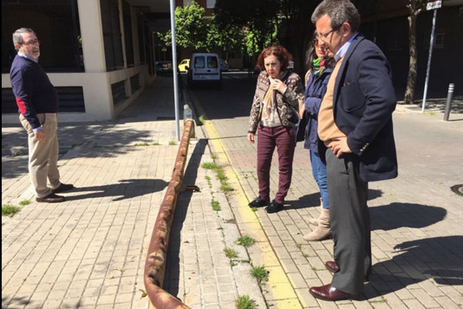 Alberto Díaz observa una farola oxidada tirada en el suelo.