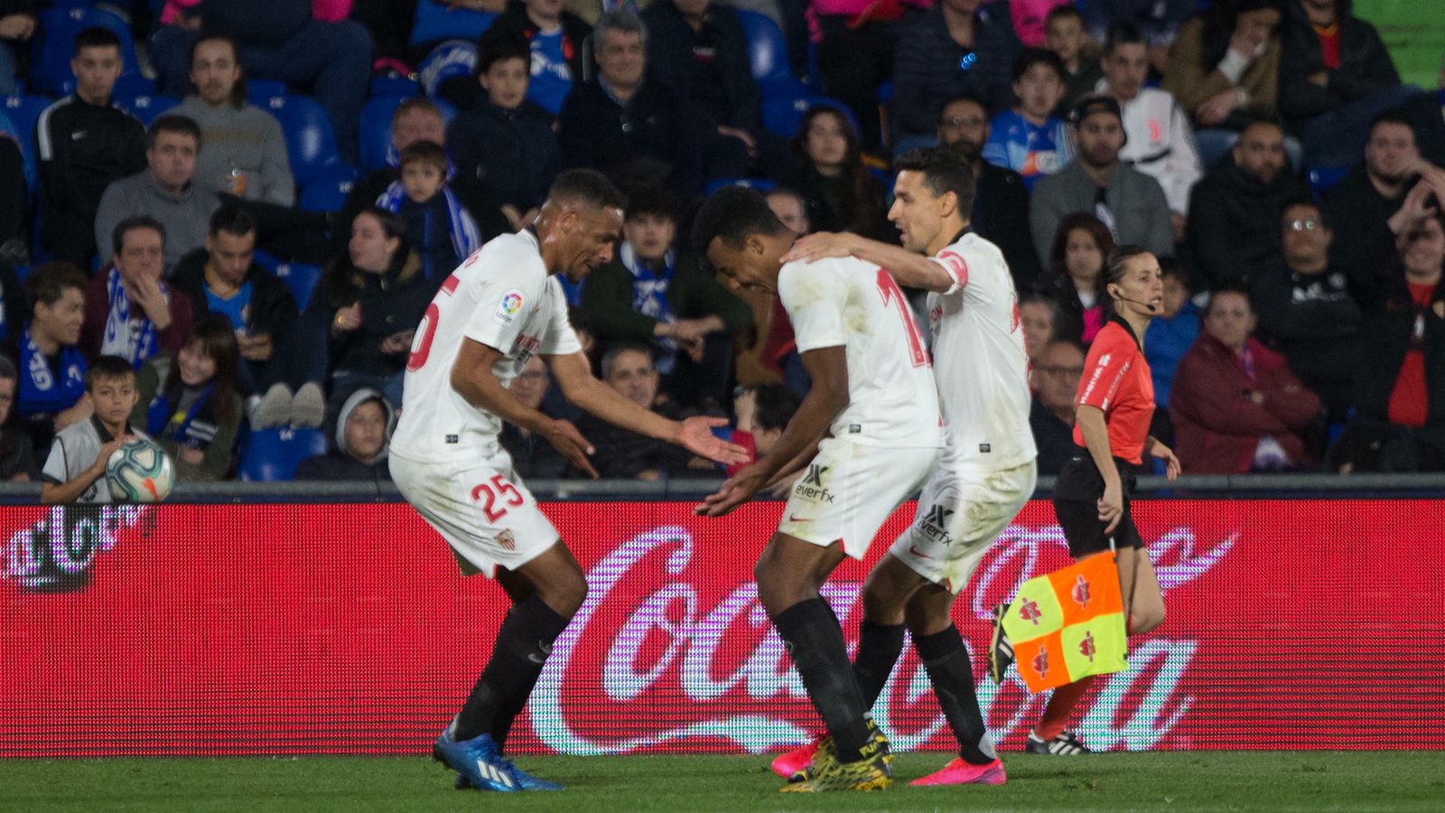 Fernando celebra con Koundé y Jesús Navas el 0-3 en Getafe poco antes de ser sustituido por Óliver Torres.