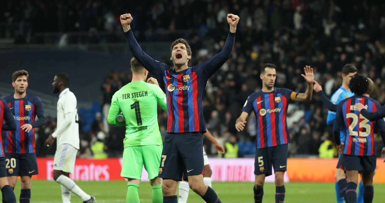 Marcos Alonso y los jugadores del Barcelona celebran el triunfo al finalizar el partido.