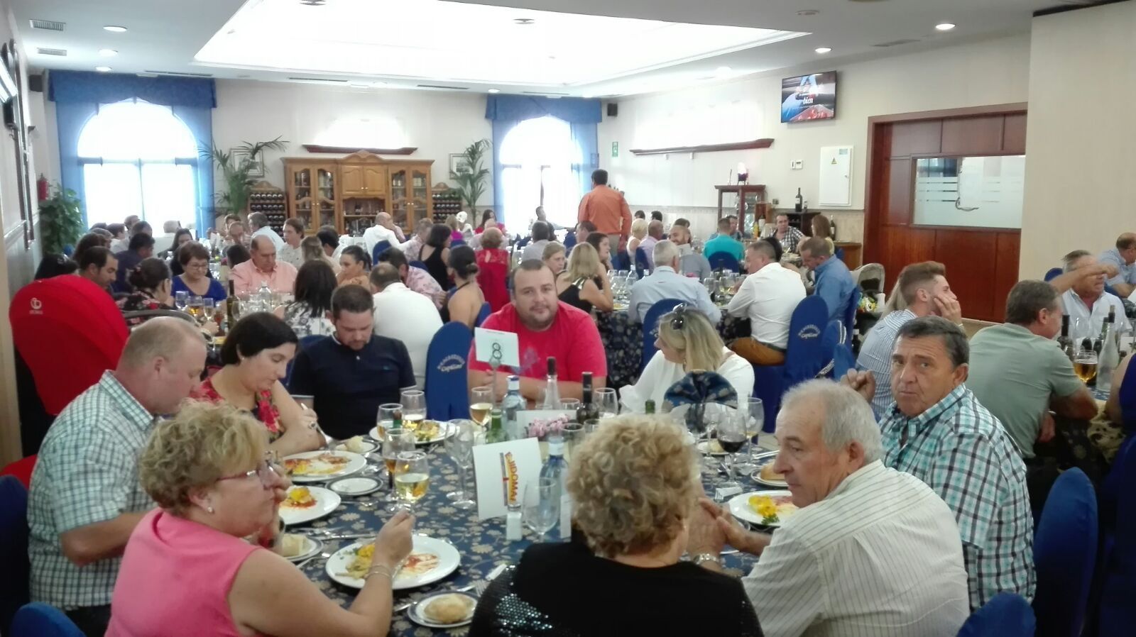 Socios y familiares celebraron la tradicional comida de convivencia en un restaurante de El Ejido.