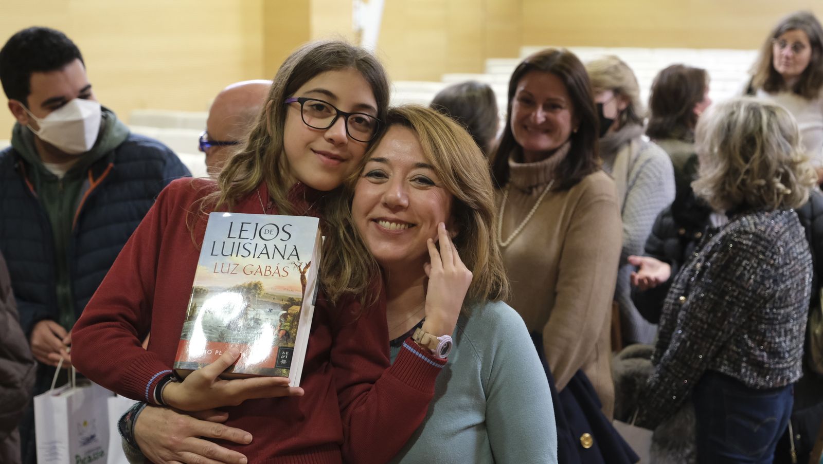 Imágenes del Diario de los Libros con la escritora ganadora del Premio Planeta 2022, Luz Gabás