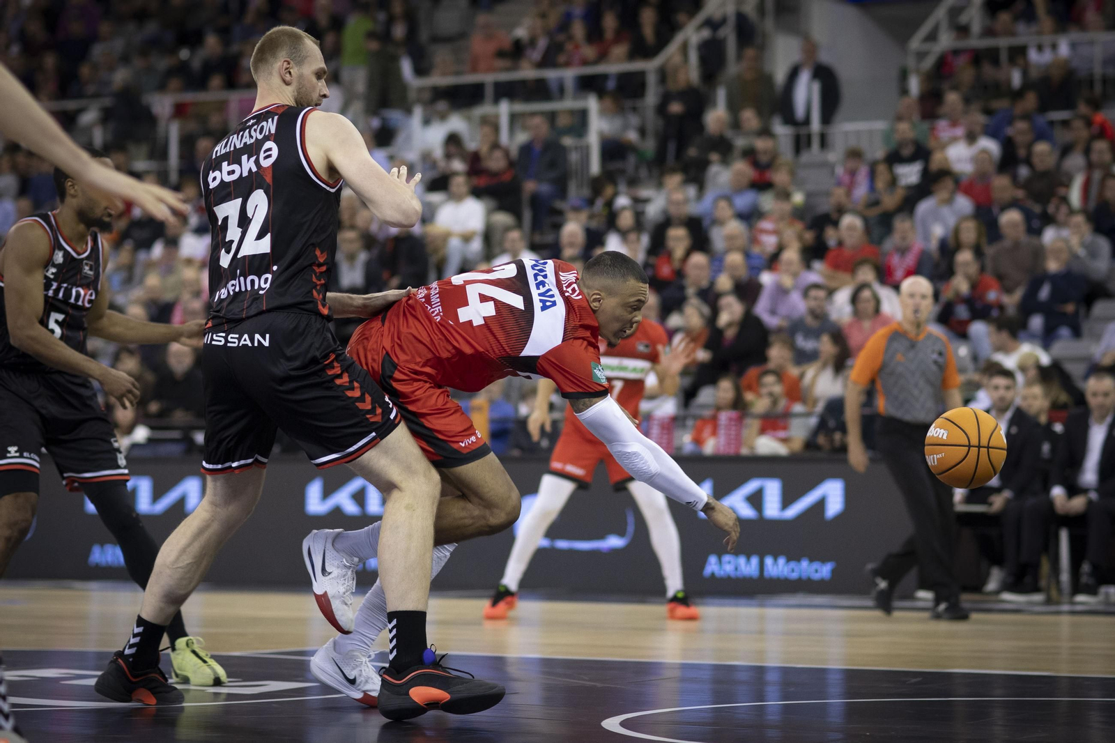 Wiley trata de salvar un balón antes de que salga por línea de fondo. Wiley trata de salvar un balón antes de que salga por línea de fondo.