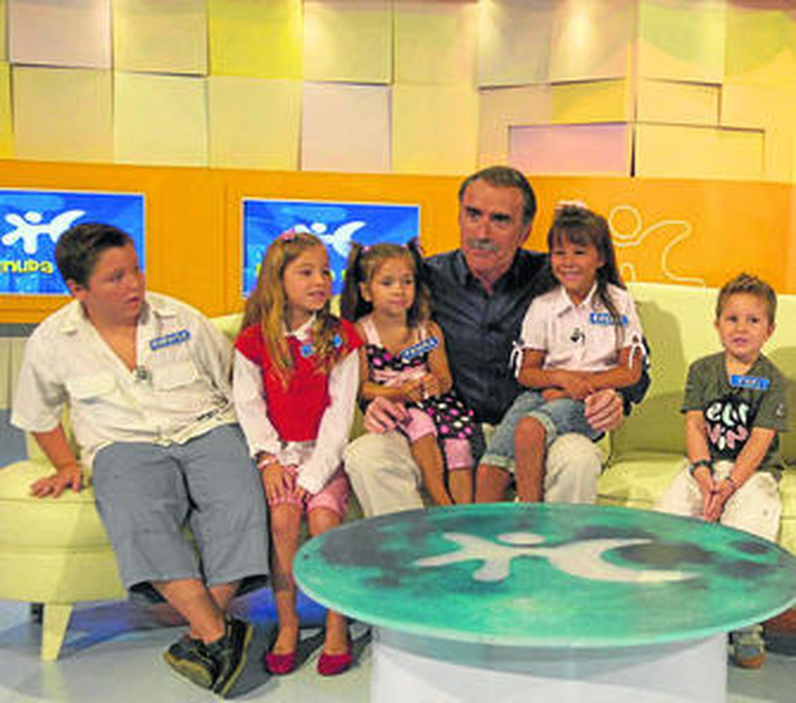 Juan y Medio (centro), junto a un grupo de niños onubenses participantes en Menuda Noche.