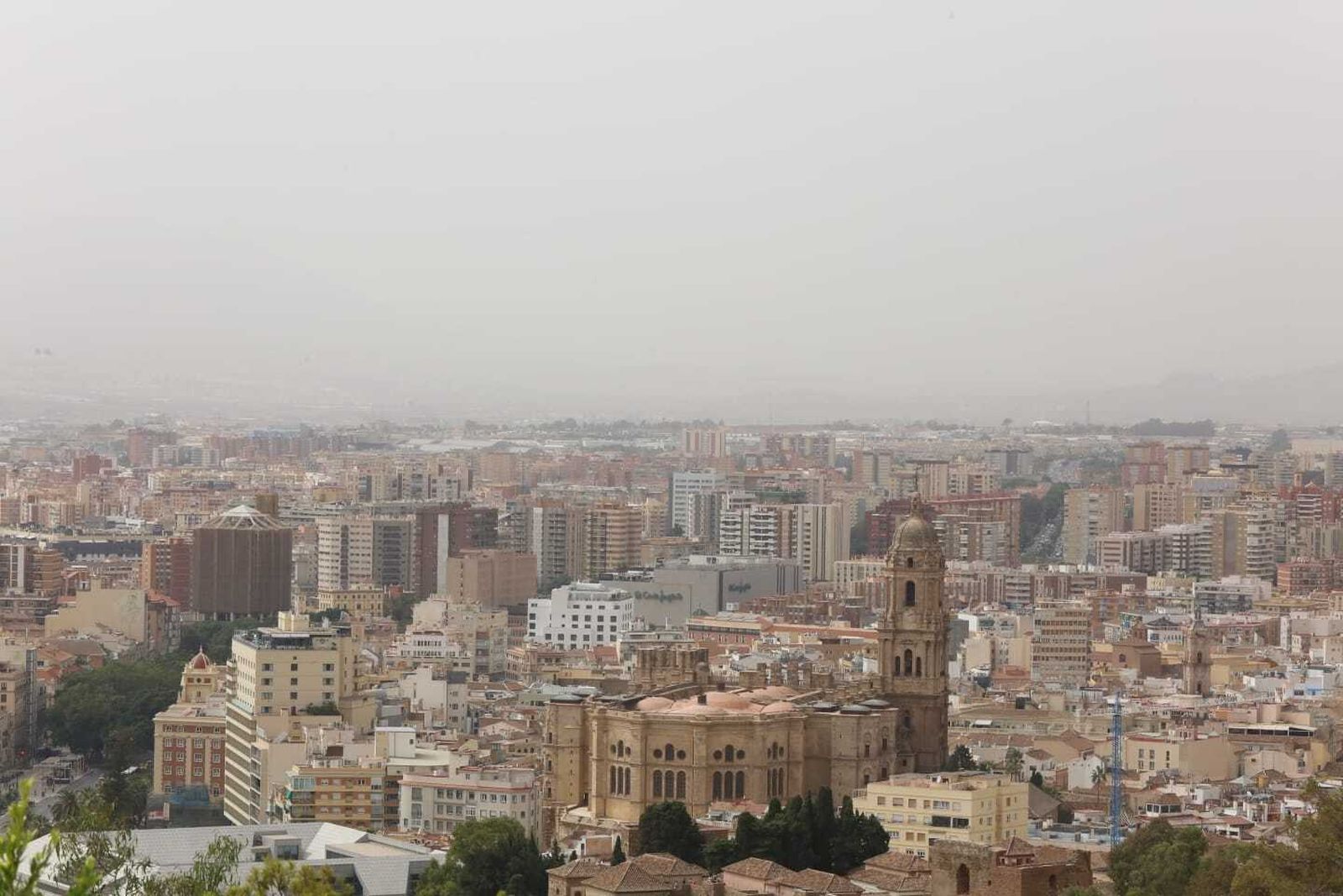 Calima nuevamente sobre el cielo de Málaga este lunes.