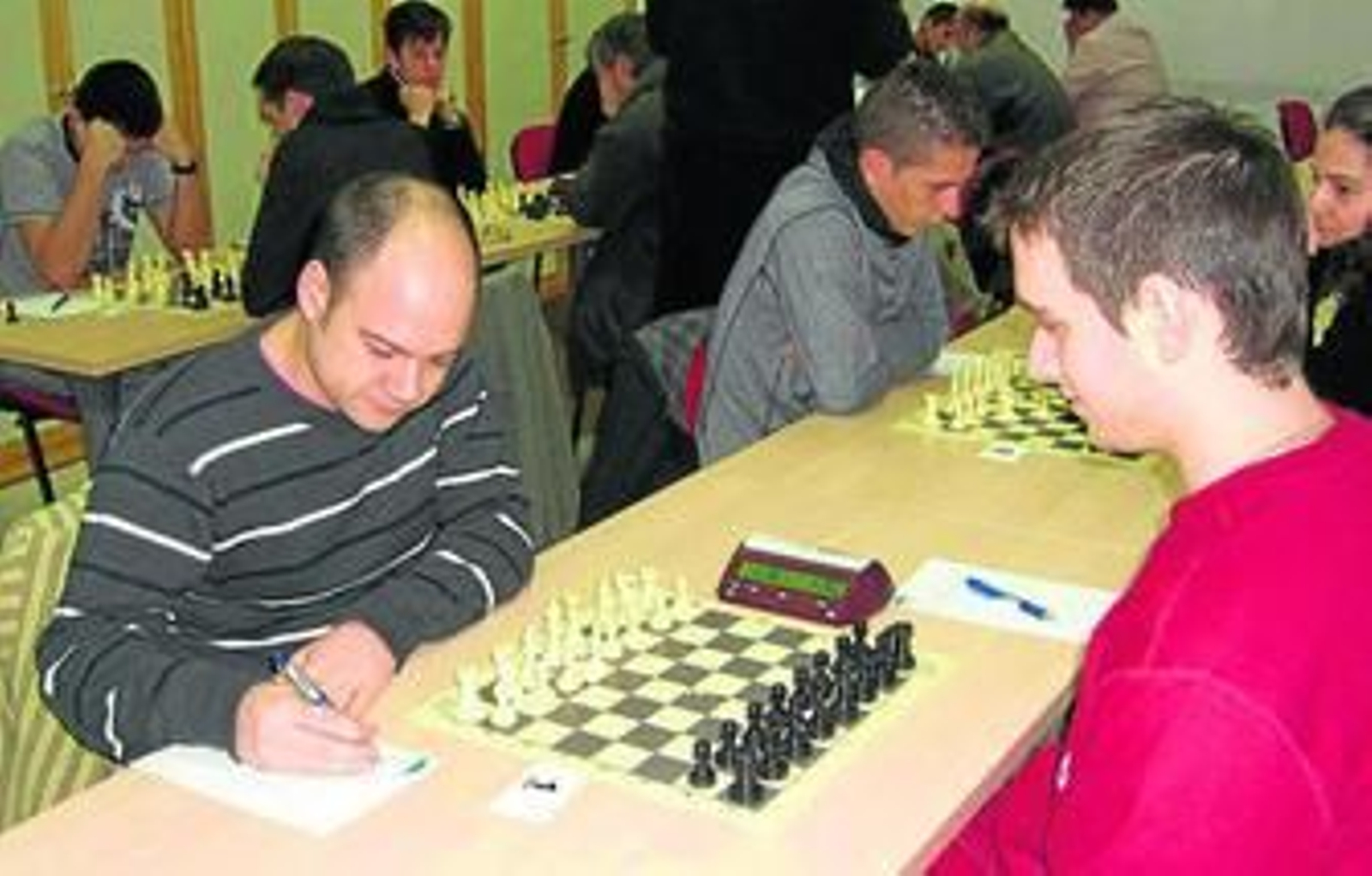 Carlos Barrero (izquierda) y Antonio Ramón Hernández, durante la partida que les enfrentó.