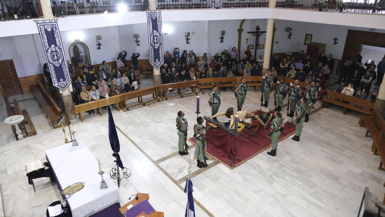 La Legión custodia el Cristo de la Buena Muerte en la Semana Santa de El Parador 2025