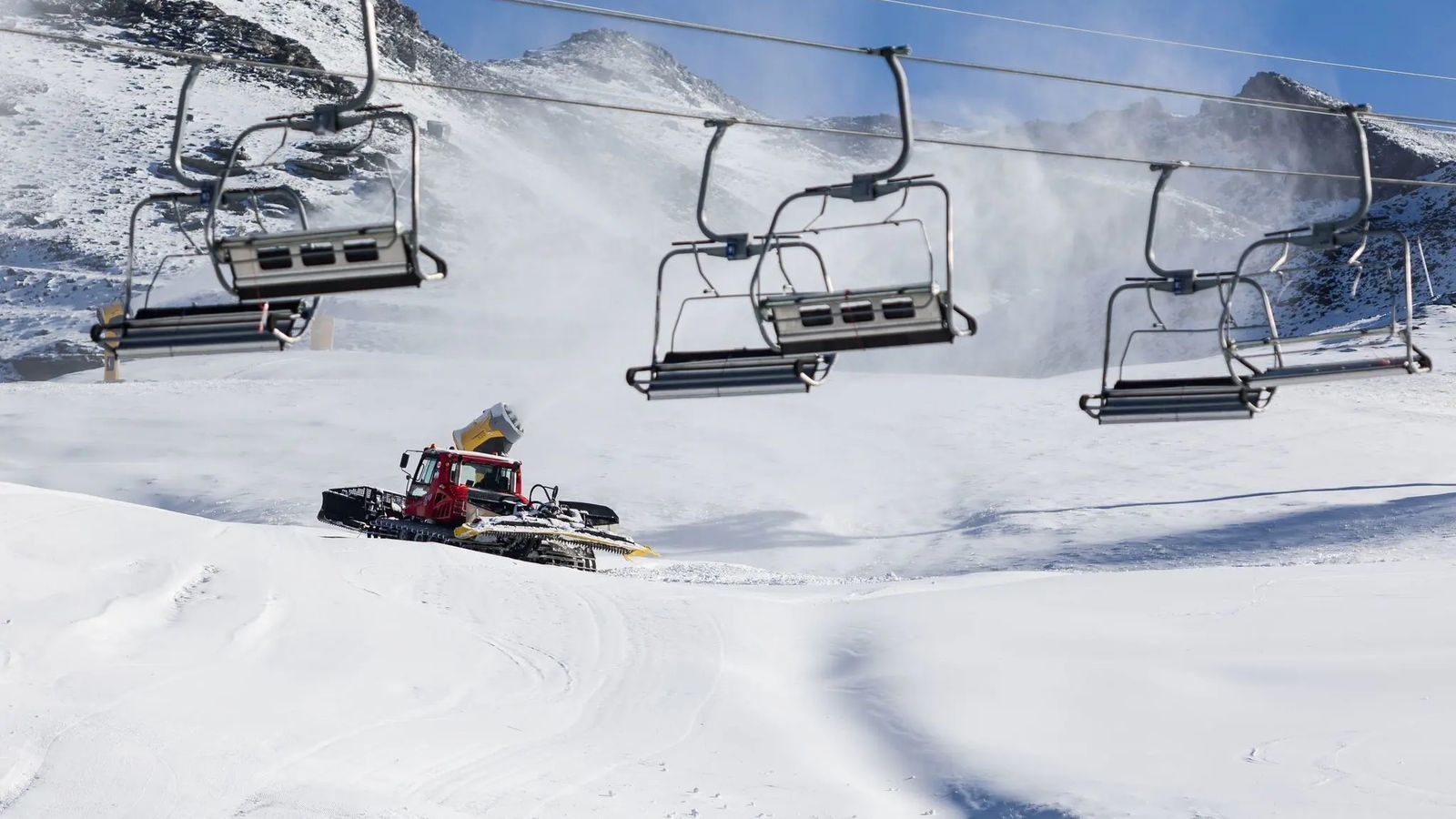 Una pisapistas hace su trabajo en Borreguiles