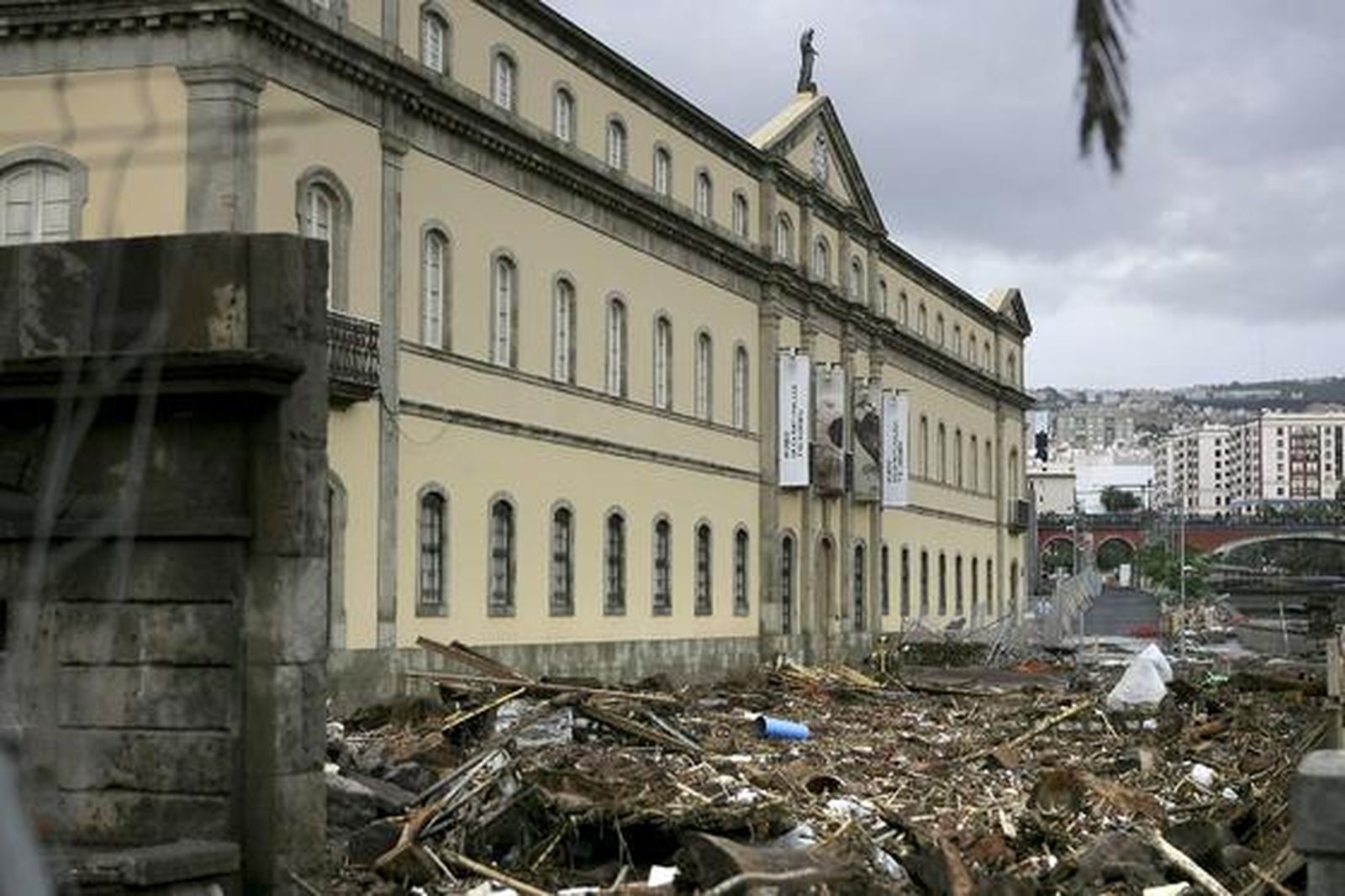 Daños junto al museo de la Ciencia y el Hombre de Santa Cruz de Tenerife por las intensas lluvias.

Foto: Cristóbal García (Efe)