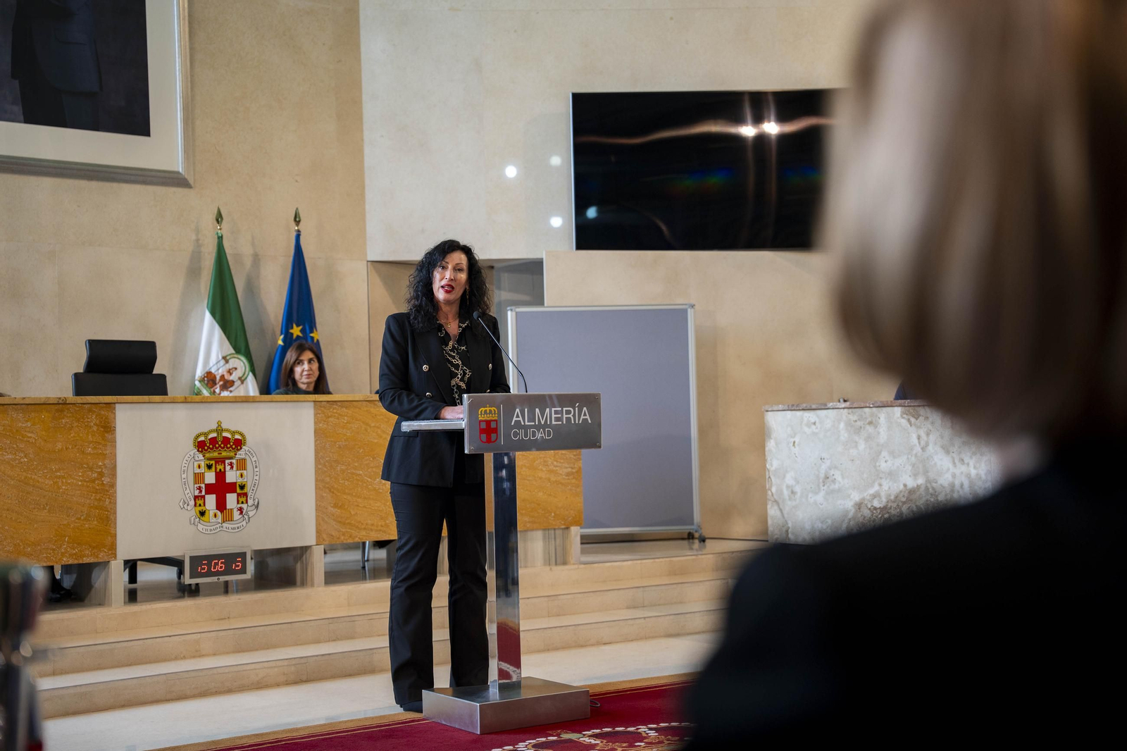Almería rinde homenaje a su personal municipal con la imposición de los Escudos de Oro