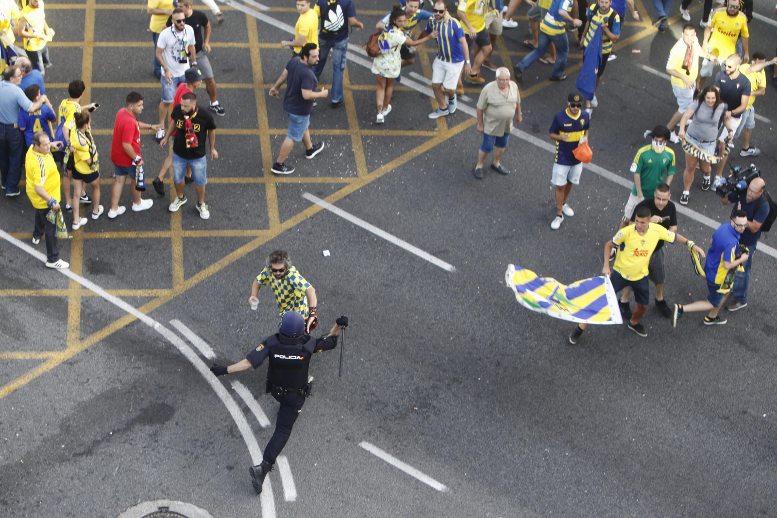 Espectacular recibimiento e incidentes con la Policía.