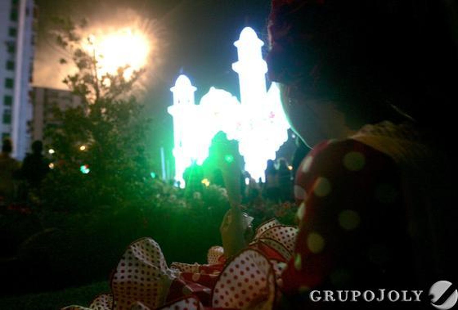 Los algecireños disfrutan de su último día de feria y se reúnen en el Real para contemplar el montaje pirotécnico con el que acaba la fiesta./J.M. Quiñones

Foto: J.M. Quinones