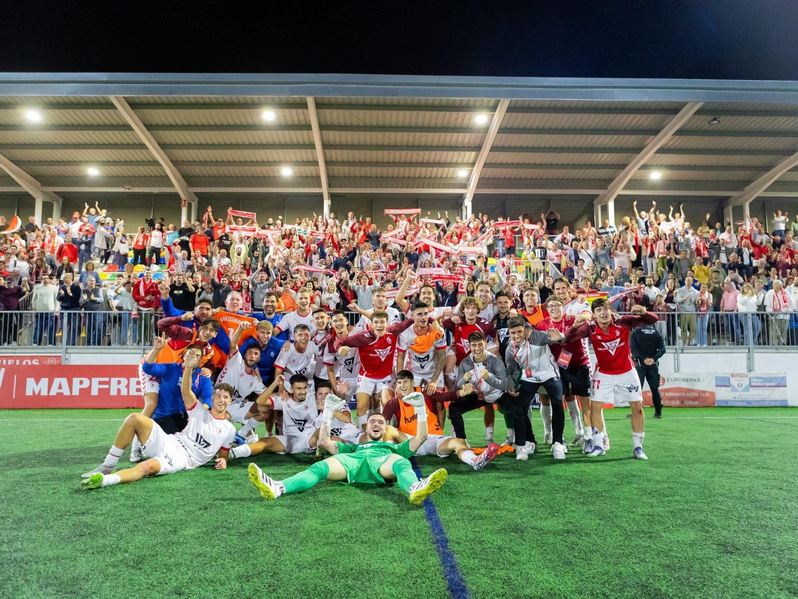 El Antoniano celebra con la afición el pase a la segunda ronda de la Copa del Rey. El Antoniano celebra con la afición el pase a la segunda ronda de la Copa del Rey.