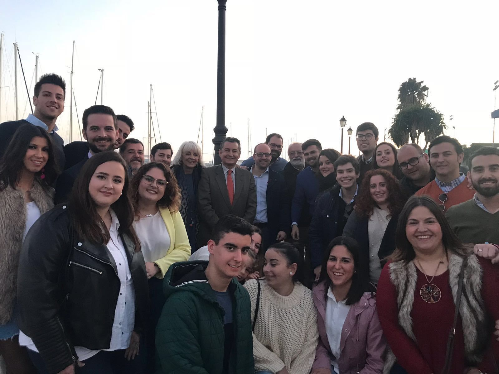El encuentro del presidente provincial, Antonio Sanz, junto a otros cargos del PP, con NNGG.