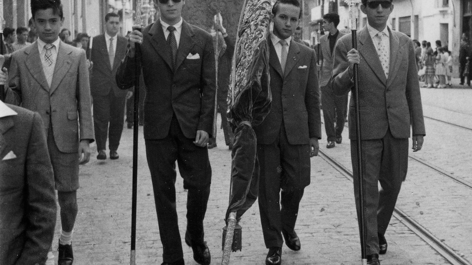 Antigua fotografía de la procesión de impedidos por las calles de Triana