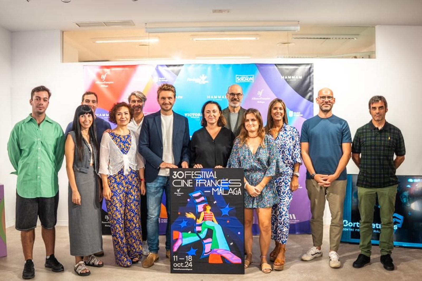 Foto de familia de la presentación del evento.