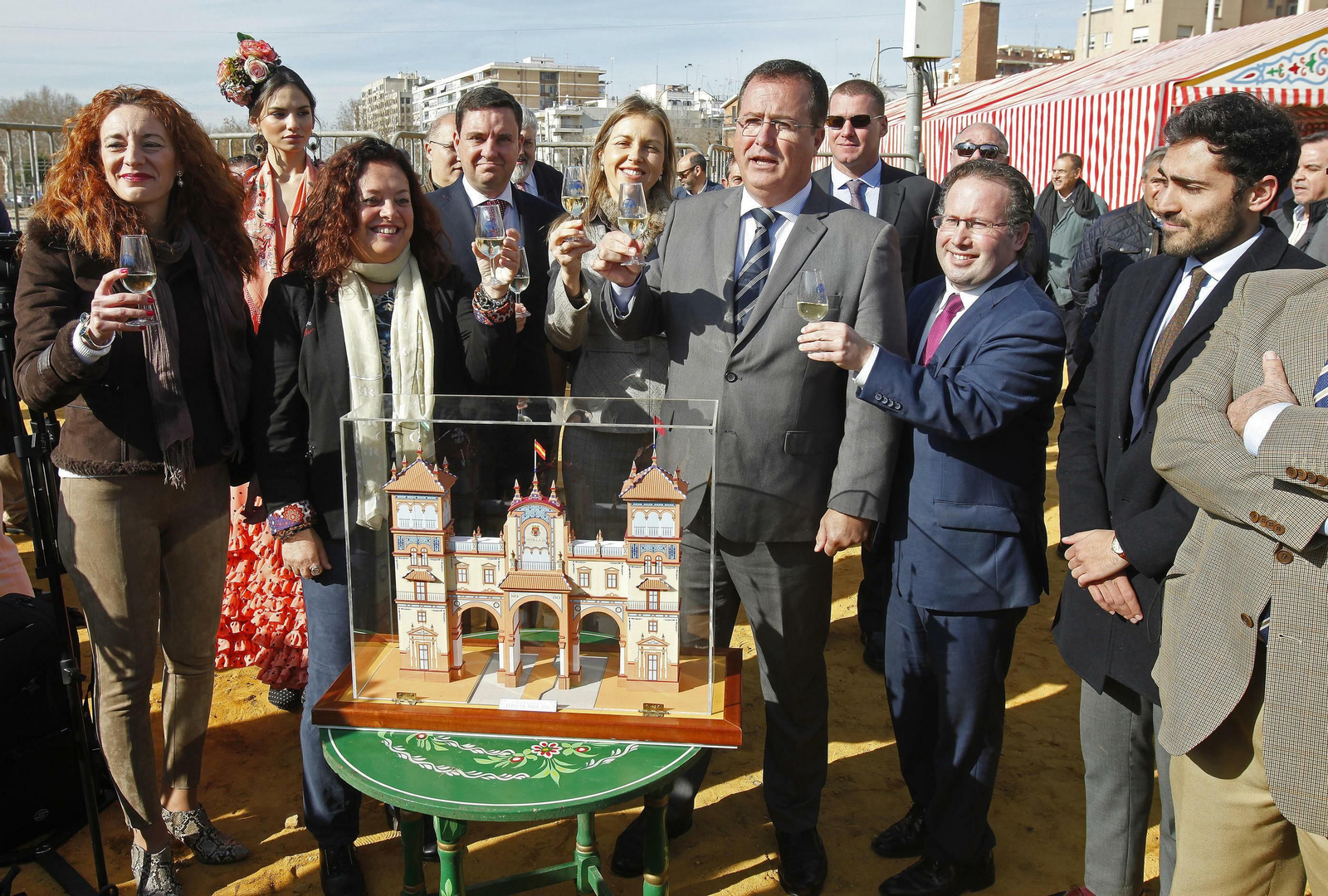 Las autoridades durante el acto de colocación del primer tubo de la portada de este año.
