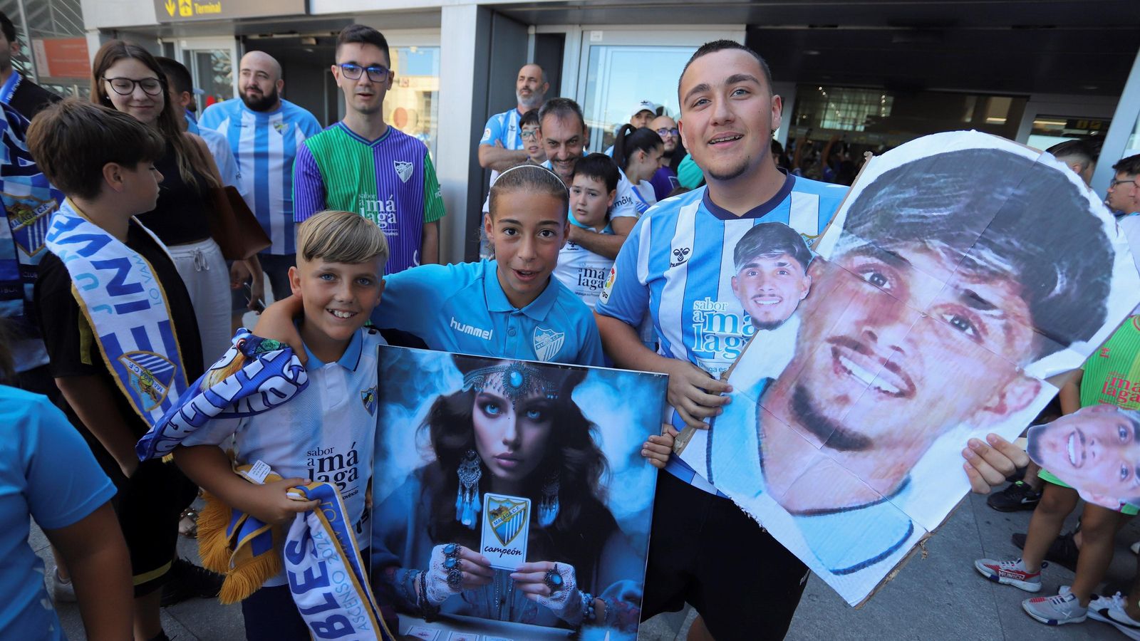 Las fotos de la afición despidiendo al Málaga en el aeropuerto antes de ir a Tarragona