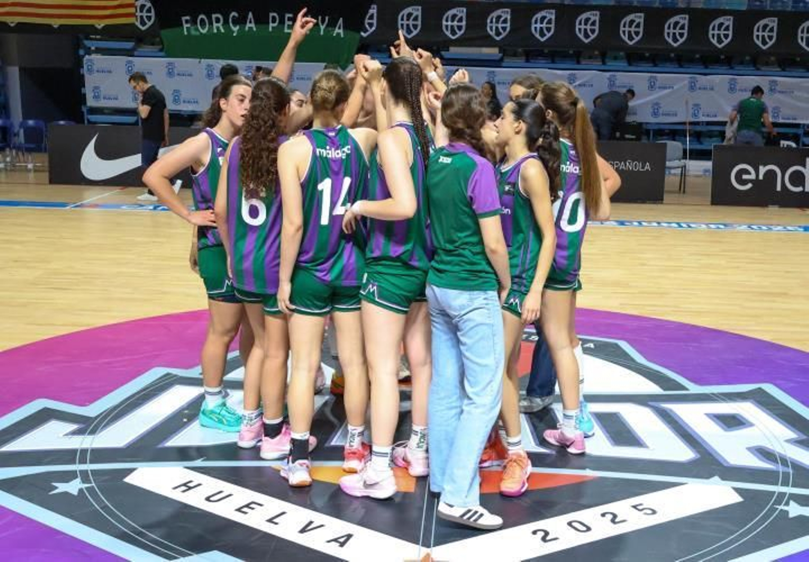 El equipo femenino del Unicaja, en Huelva.
