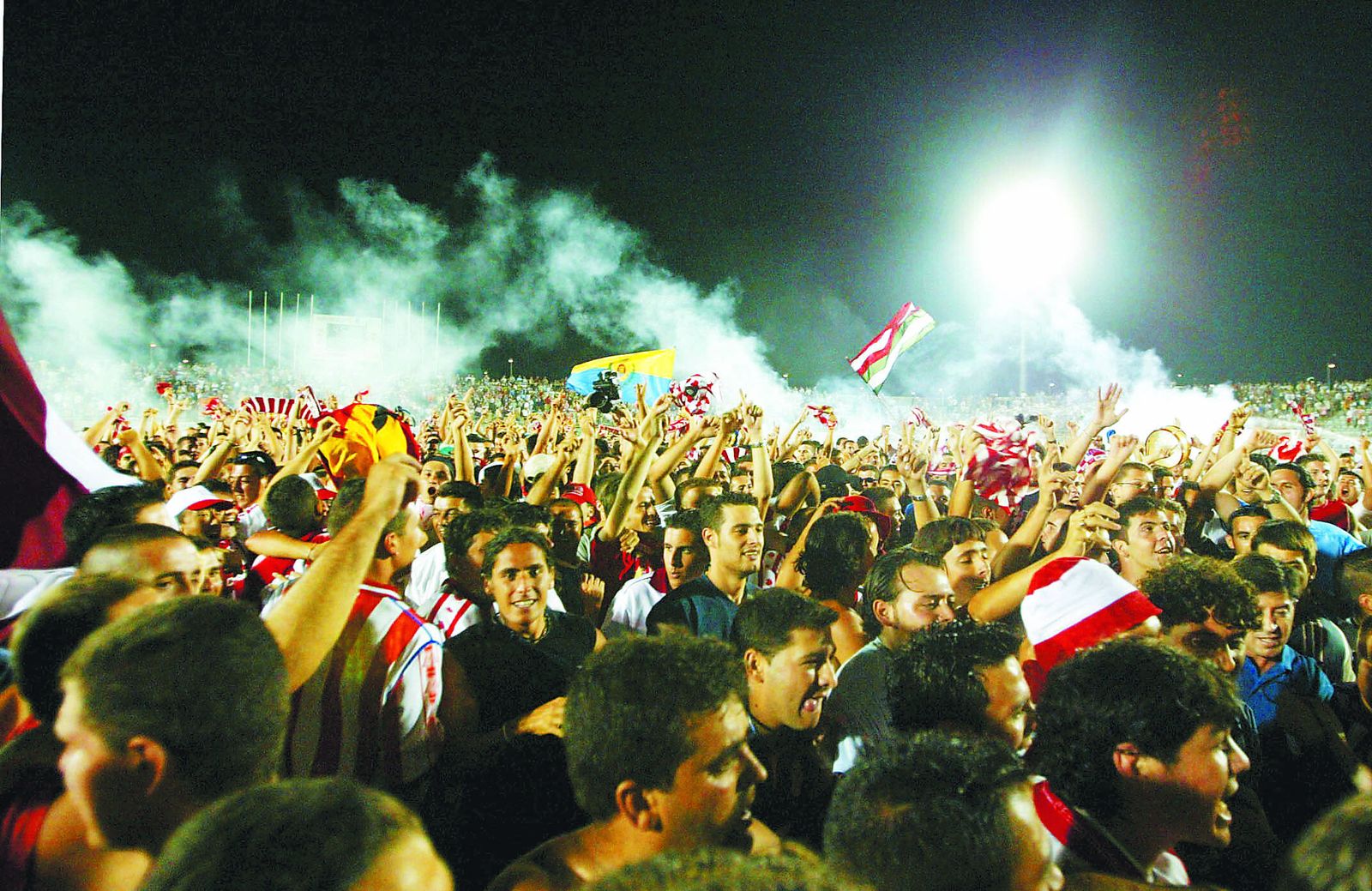 La afición albirroja celebra el ascenso en el césped del Nuevo Mirador.