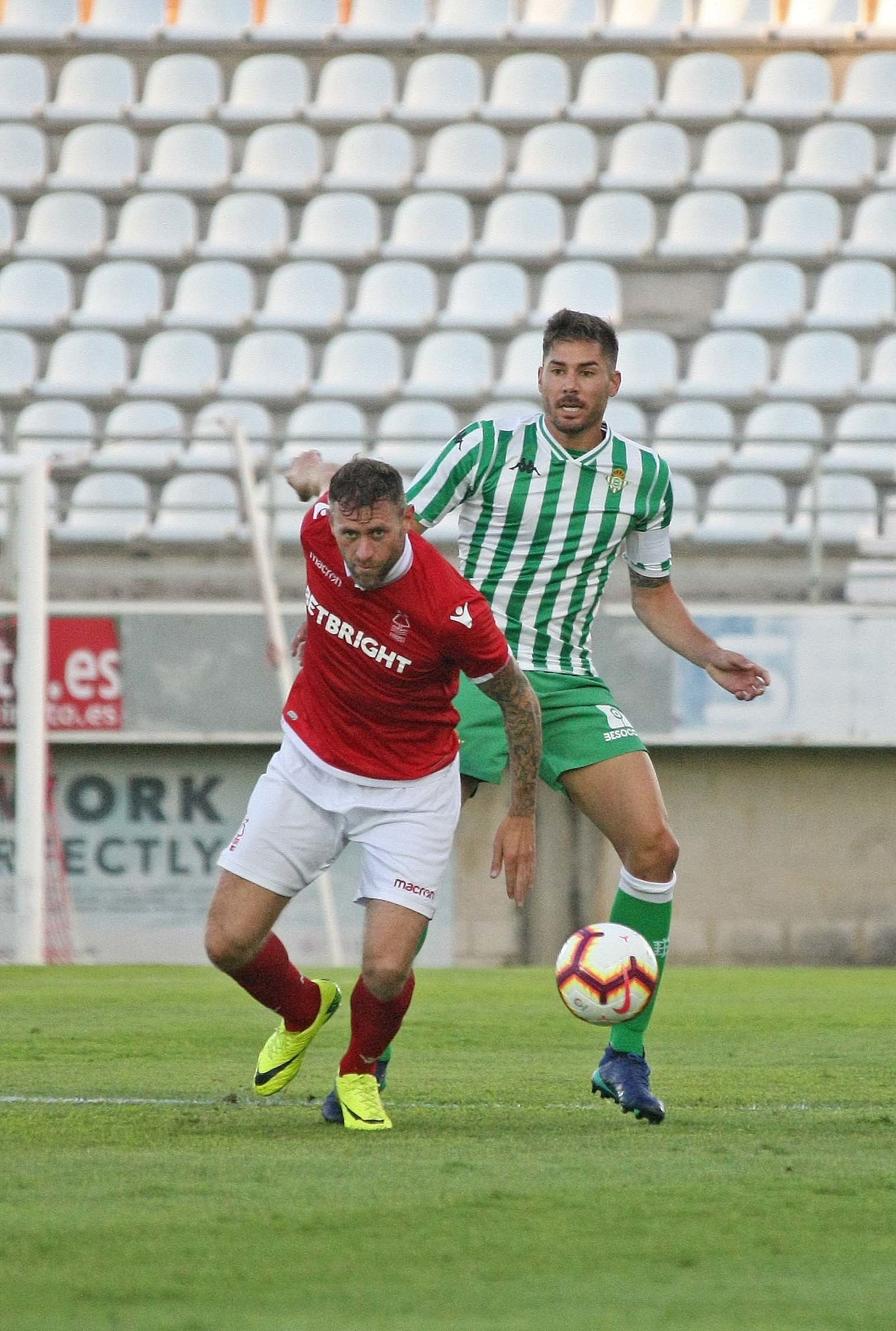 El amistoso Real Betis-Nottingham Forest, en imágenes
