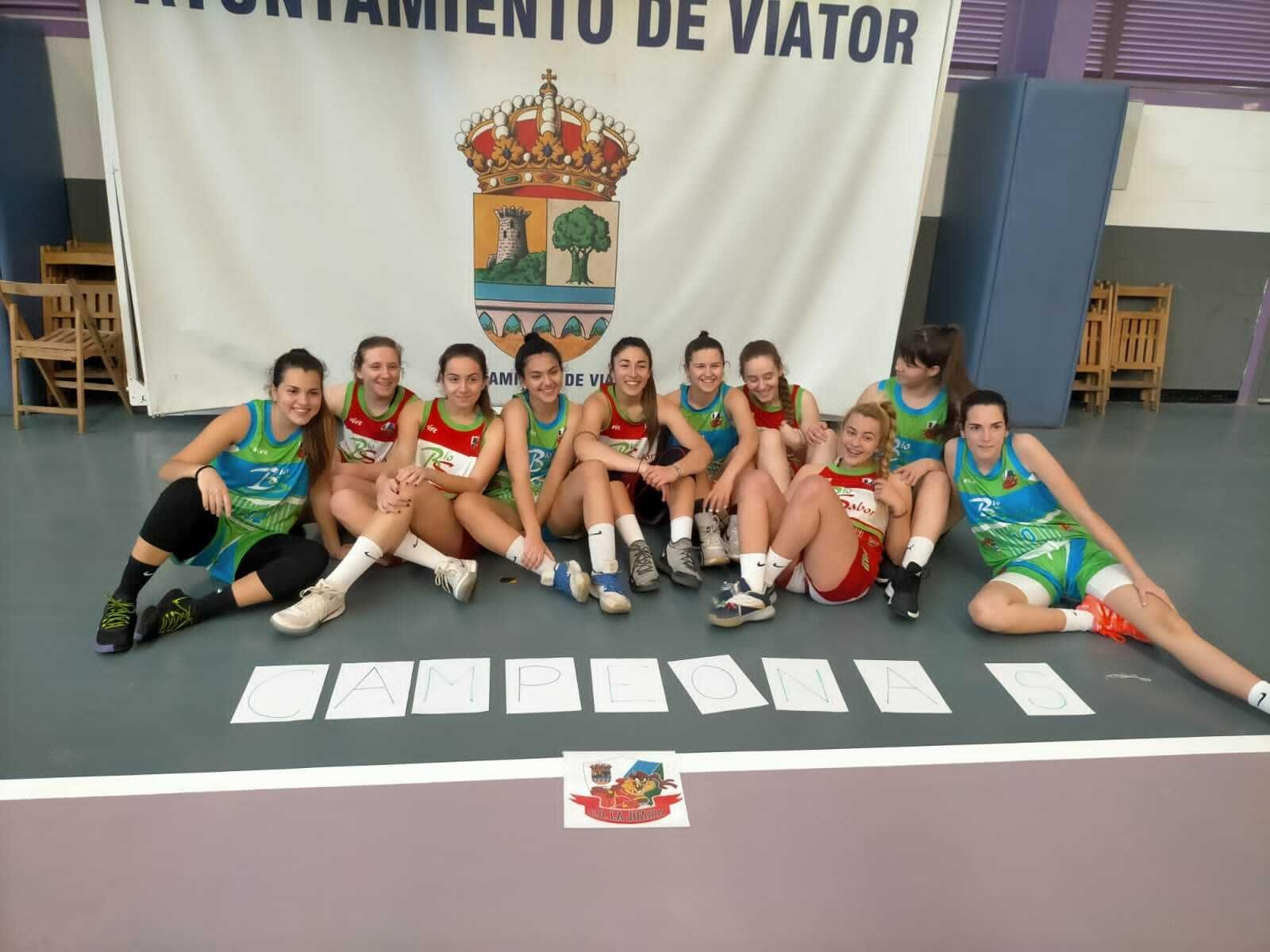 Las jugadoras del equipo viatoreno celebran una victoria esta temporada.