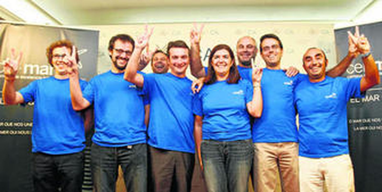 El rector de la UCA (en el centro) posa junto a miembros de su equipo de trabajo del CEIMAR luciendo todos ellos una camiseta con el logo del proyecto seleccionado como CEI.