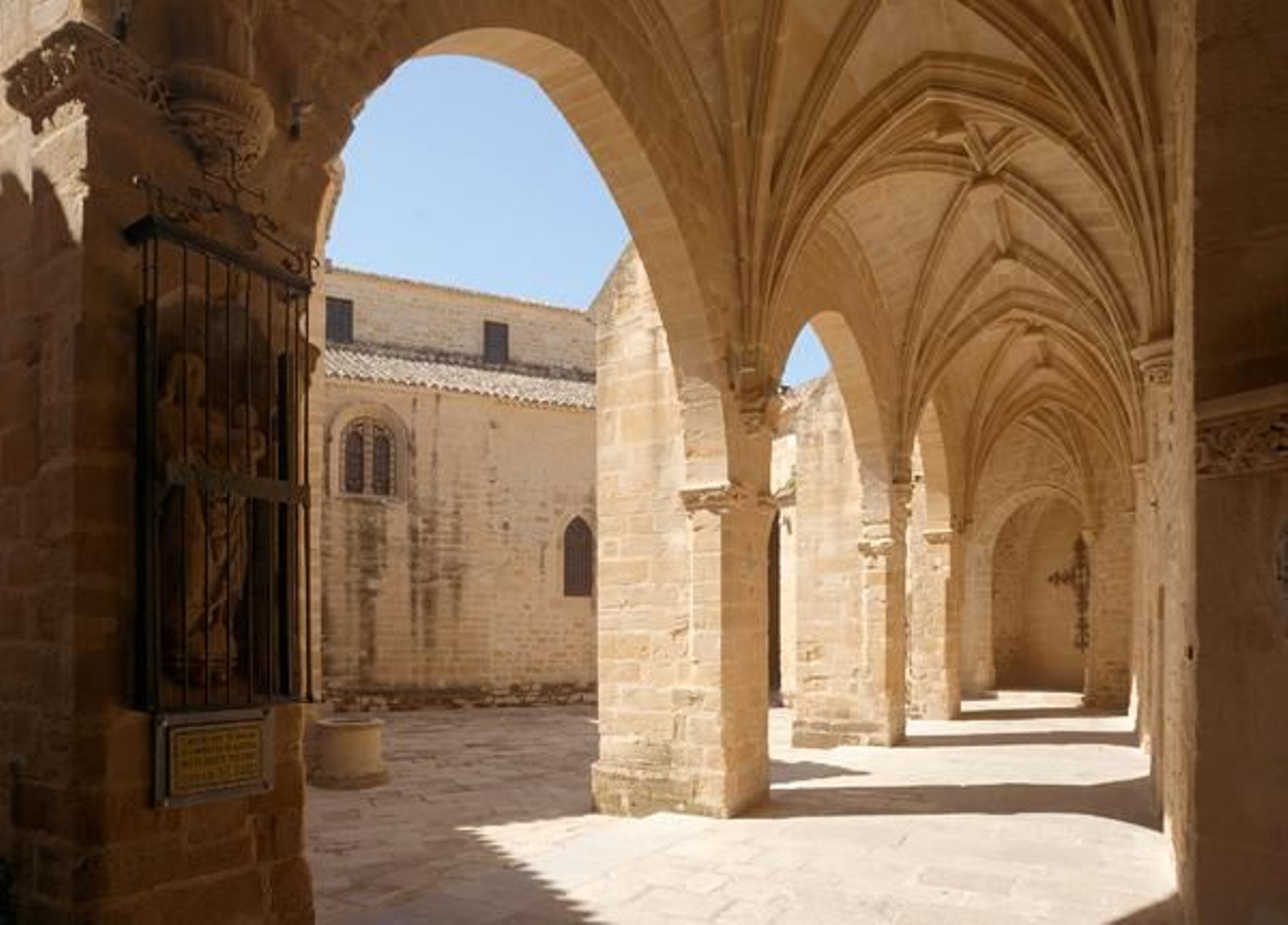 El patio interior recibe a los visitantes en este curioso edificio que alberga hasta cuatro estilos arquitectónicos diferentes.