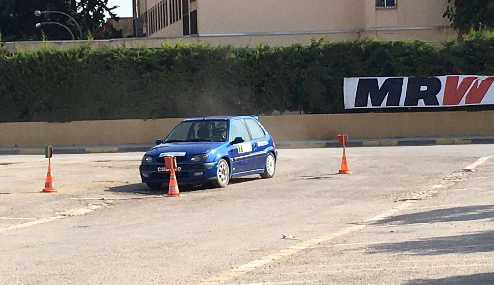 Roberto Cubero, al volante de un Citroën Saxo VTS, maniobra entre unos conos.