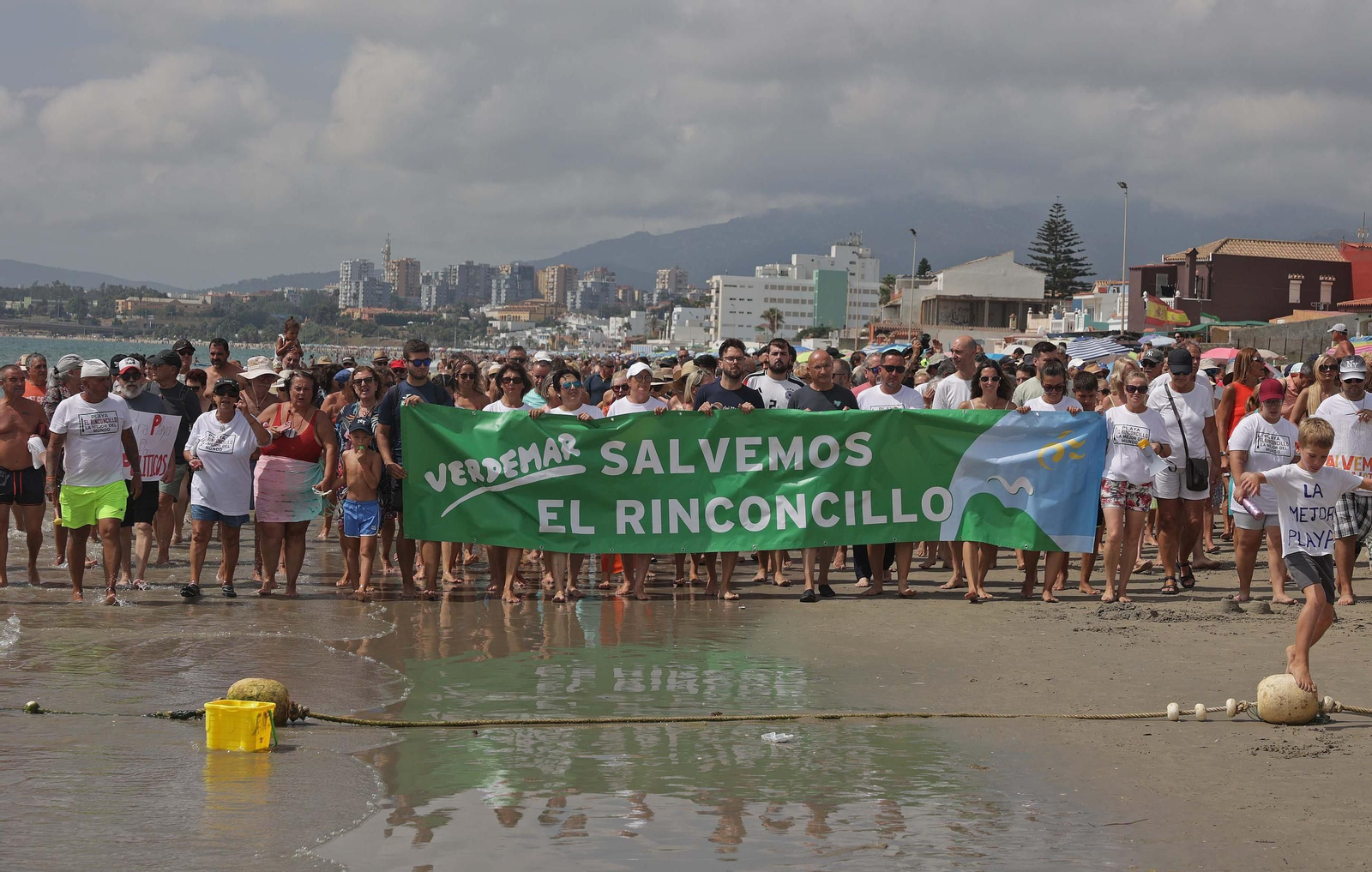 Fotos de la manifestación de la plataforma Salvemos El Rinconcillo y el grupo ecologista Verdemar en Algeciras
