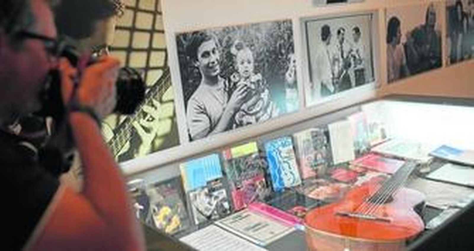 La exposición recopila discos, libros y fotografías del artista e incluye una de sus guitarras, con botonadura eléctrica.