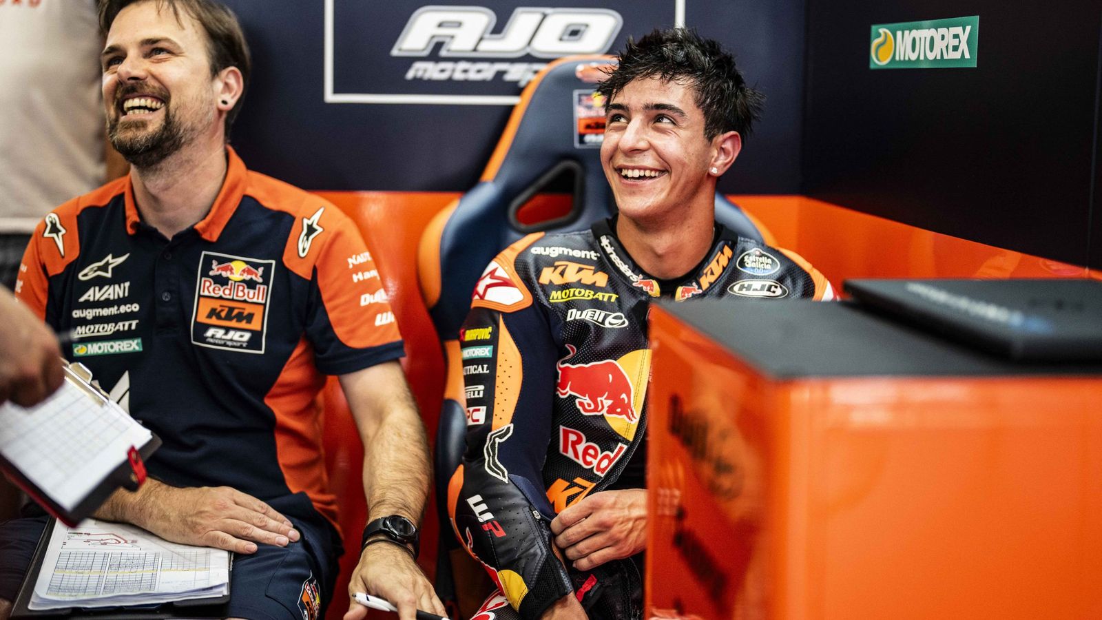 José Antonio Rueda en el box de su equipo, KTM Ajo.