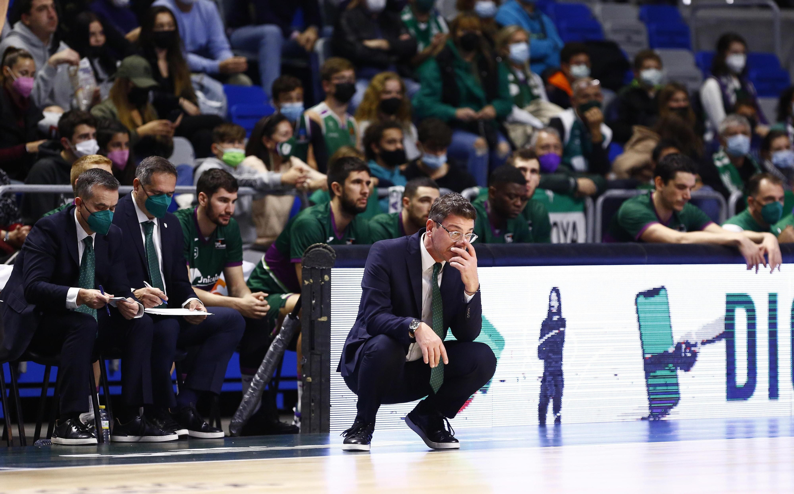 Fotis Katsikaris observa el juego durante el Unicaja -Joventut.