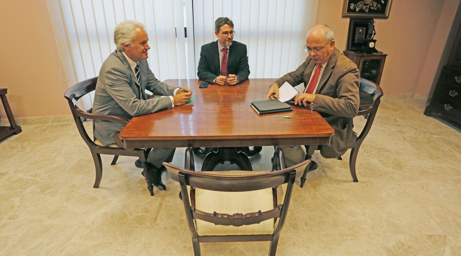 Agustín Muñoz, el técnico ministerial Ignacio Moratinos y Javier Sánchez Rojas, ayer en la Cámara de Comercio.