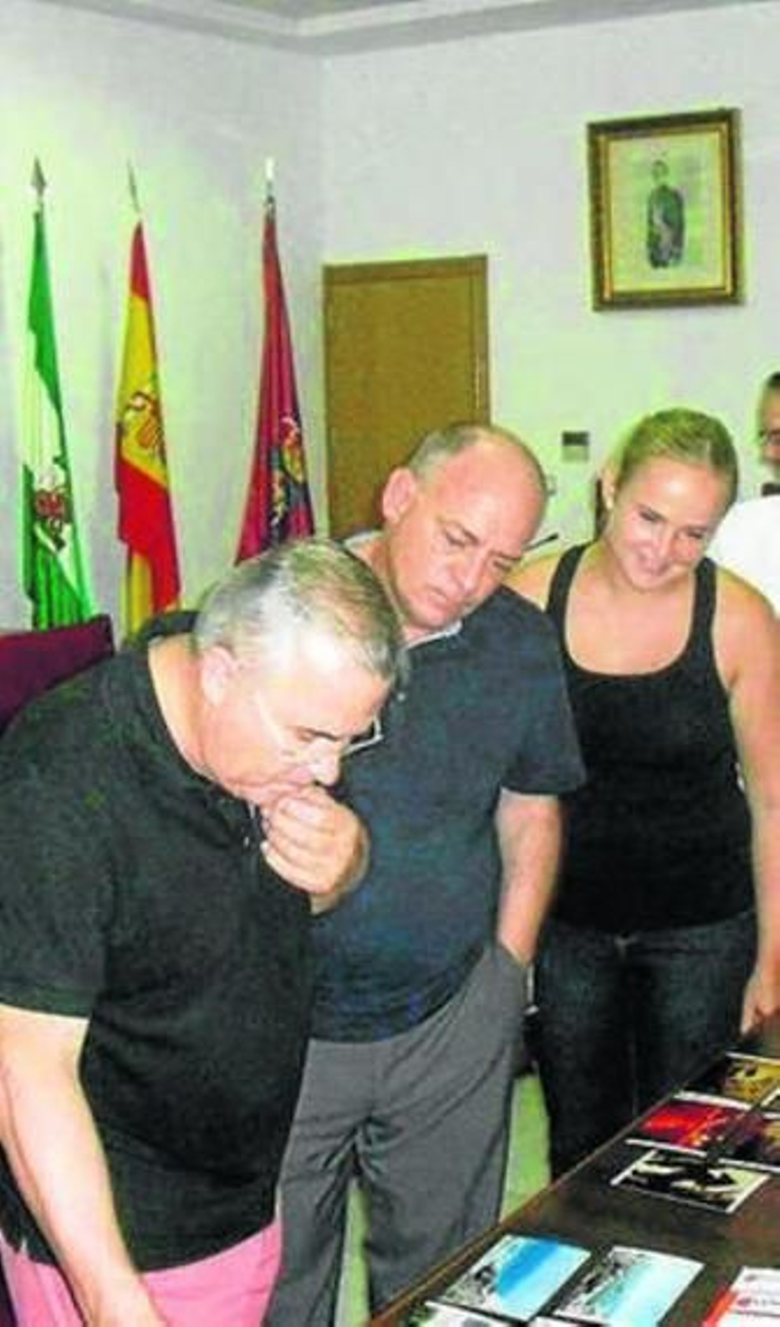 El alcalde viendo las fotos.