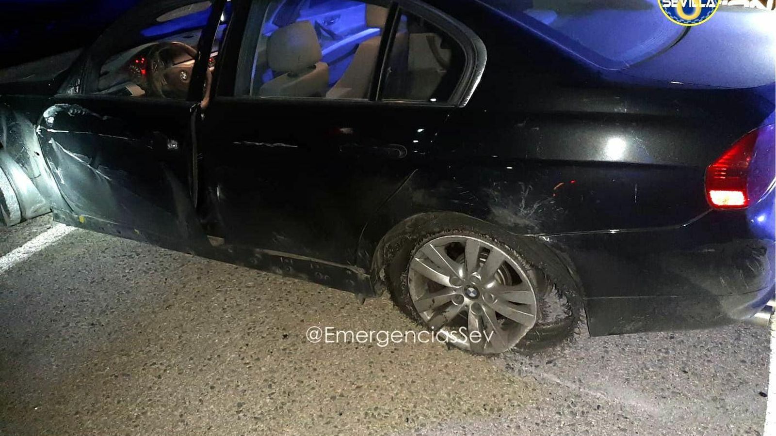 El vehículo accidentado en el que iban los delincuentes.
