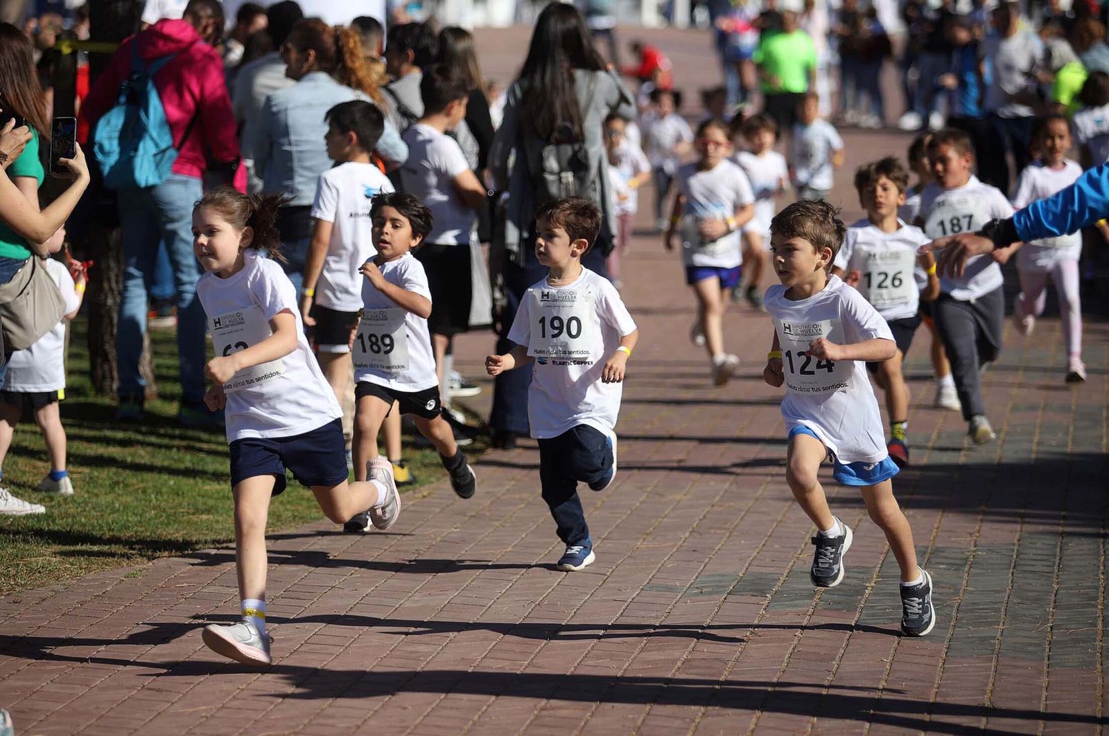 Imágenes de la carrera infantil previa a la "10K Puerta del Descubrimiento"