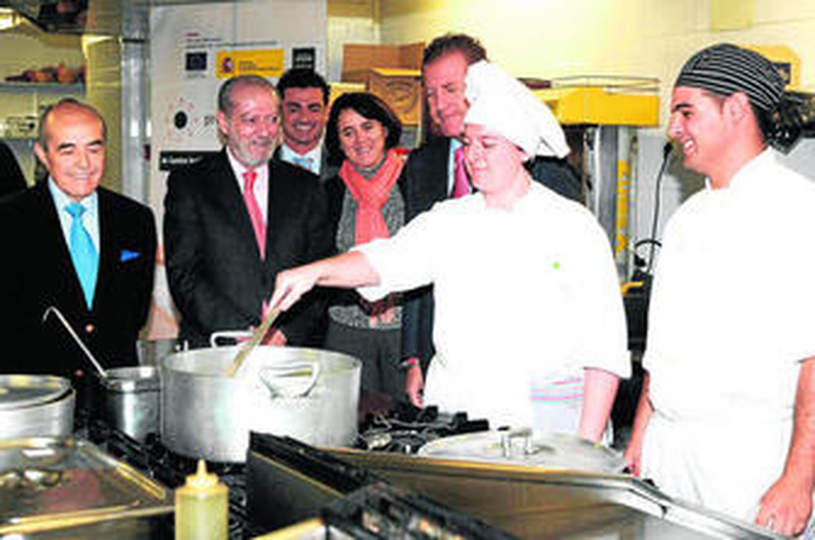 Villalobos durante una visita a una clase práctica del programa.