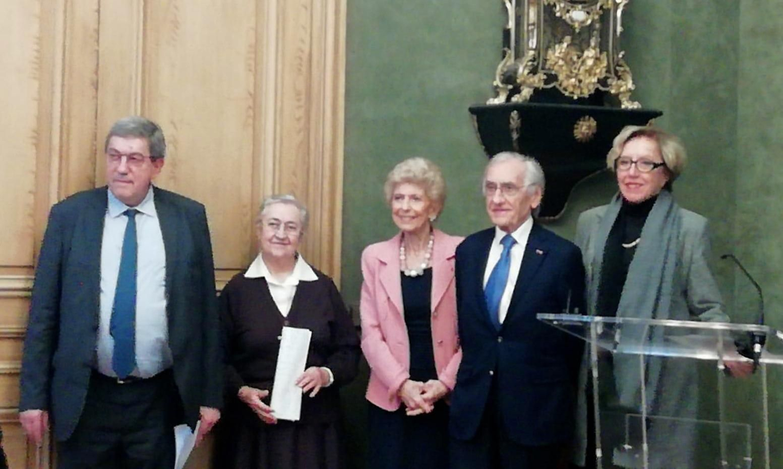 La religiosa recogió este galardón en París.