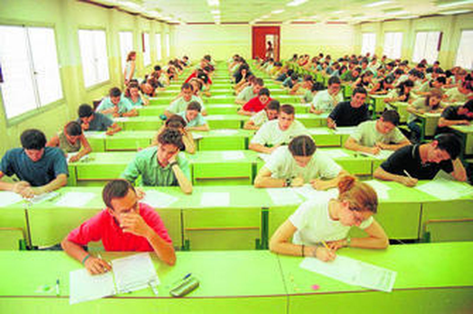 Estudiantes realizando los exámenes de Selectividad.