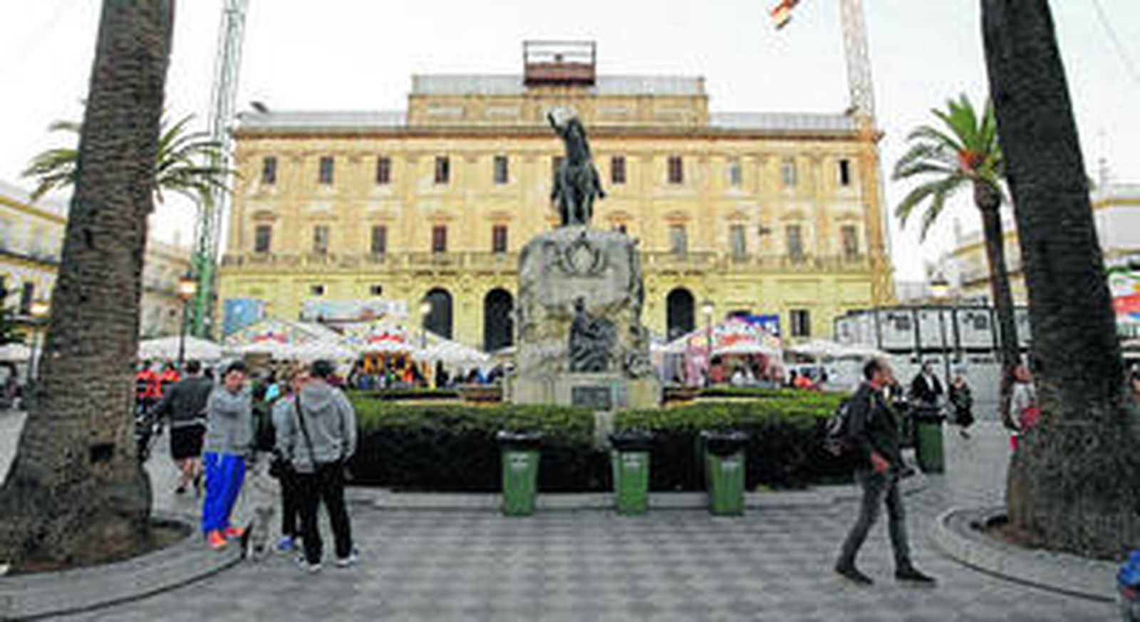Aspecto que presenta esta semana la céntrica plaza del Rey, donde tiene lugar la Feria del Estero.
