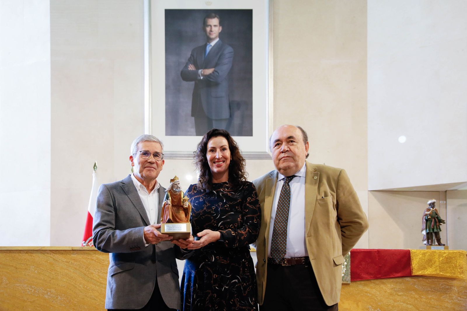 Imágenes de la entrega de las coronas a los emisarios de sus Majestades los Reyes Magos de Oriente