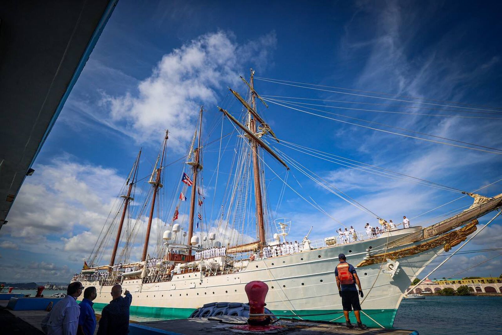 El buque 'Juan Sebastián de Elcano' a su llegada a Puerto Rico.